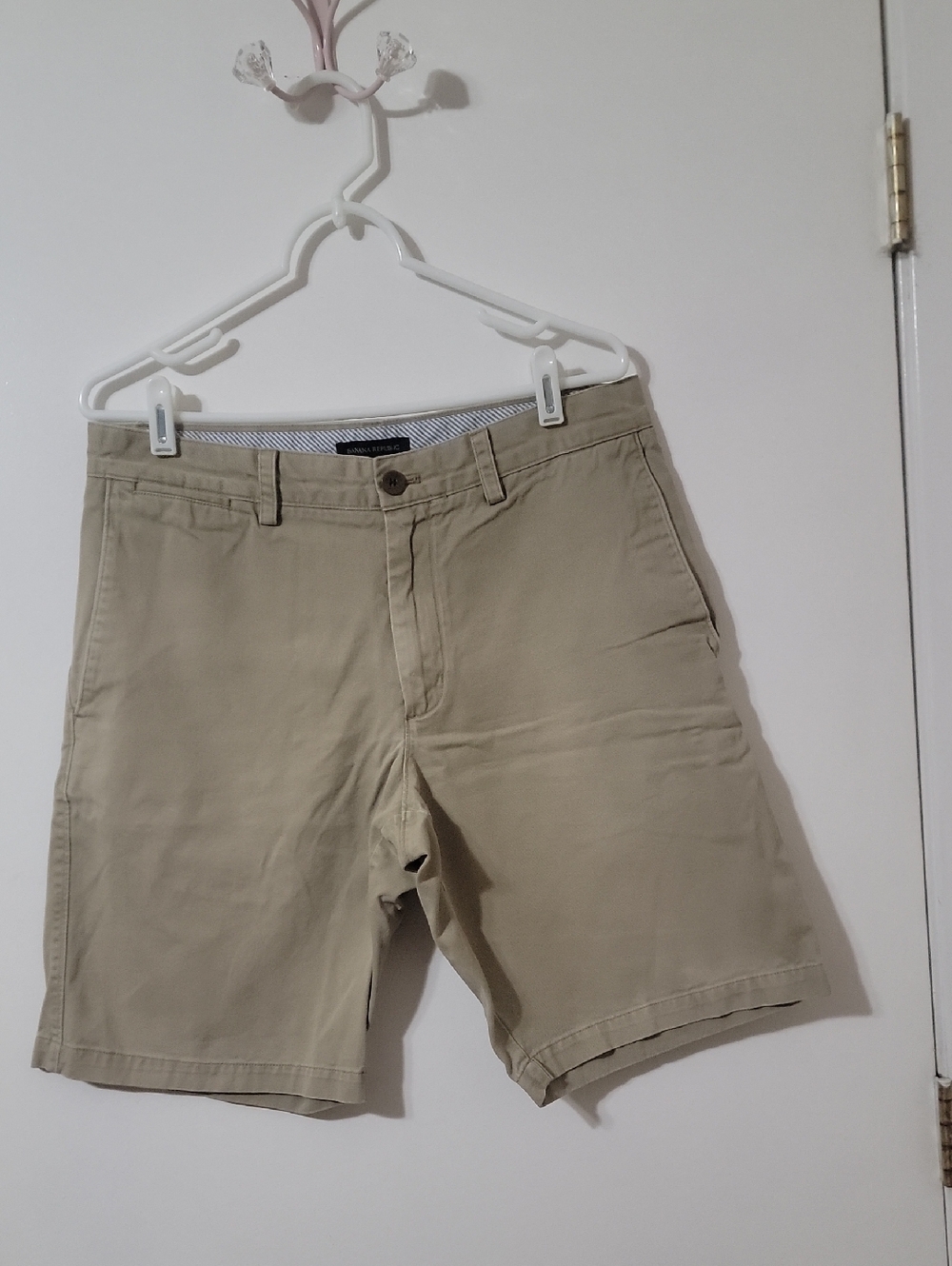 Banana Republic Men's Khaki Flat-Front Shorts - Light Tan